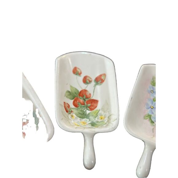 Vintage 1976 Set Of 3 Cottagecore Floral Strawberries Handled Scoops - Picture 2 of 7